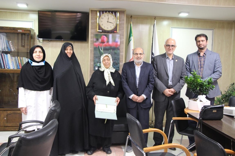 تقدیر از حاجیه‌ قاسمی، نیکوکار و حامی عرصه سلامت