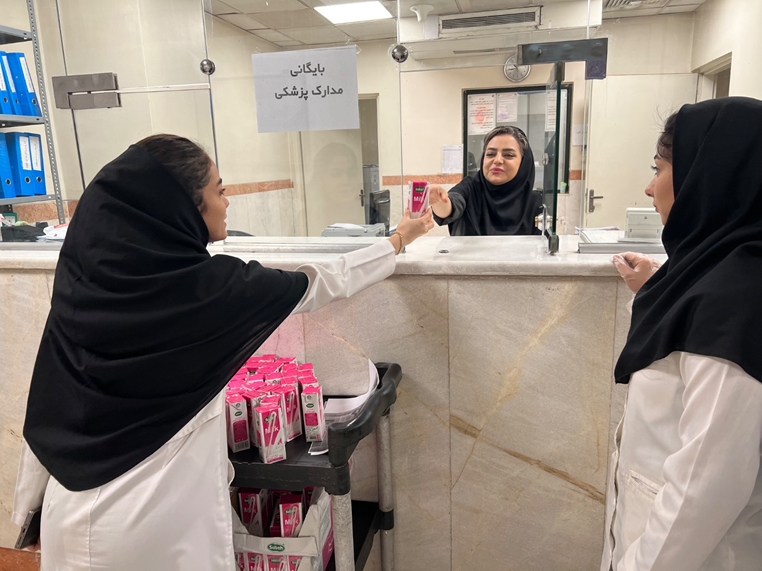 گرامیداشت روز جهانی پوکی استخوان در بیمارستان جامع بانوان آرش با توزیع شیر و آموزش نکات بهداشتی