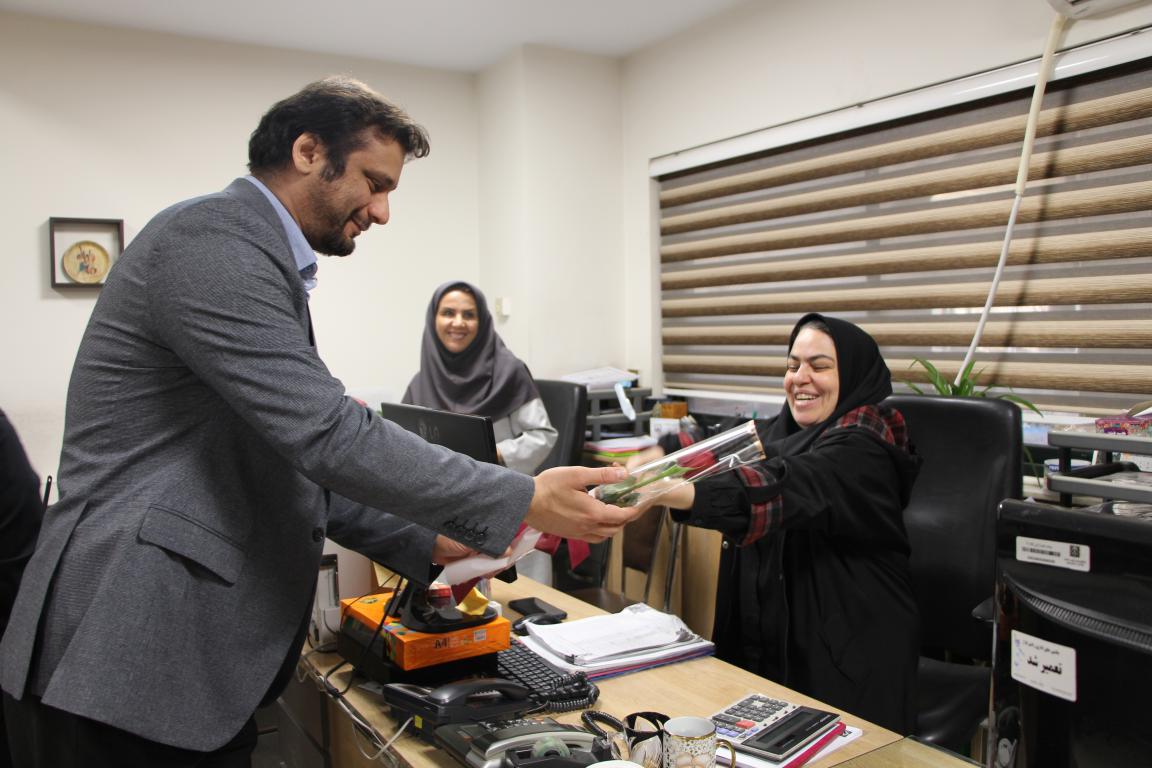 تجلیل از کارکنان واحدها حسابداری و در آمد بیمارستان آرش به مناسبت روز حسابدار