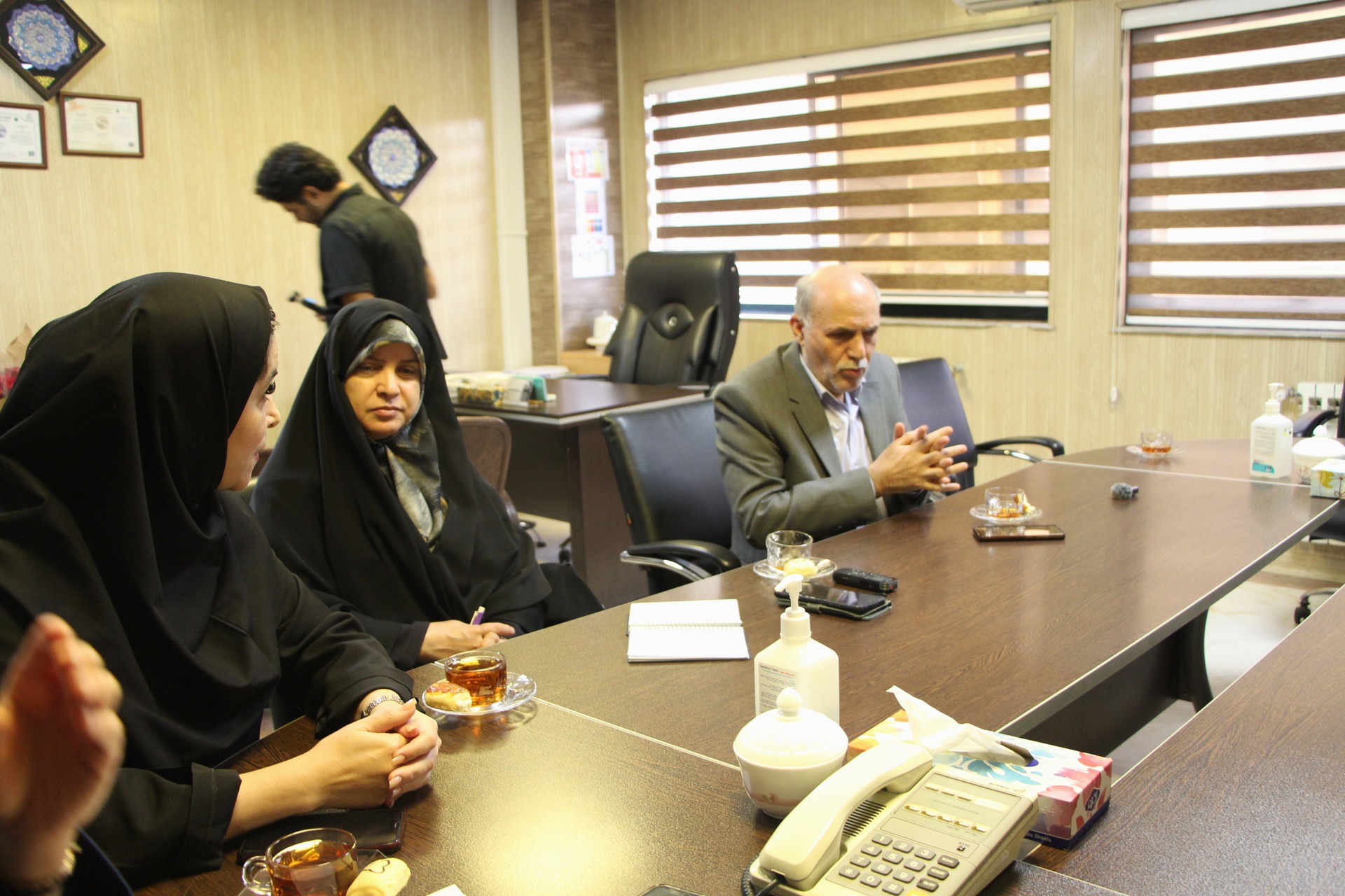 دیدار دکتر احسان مقیمی با ایثارگران بیمارستان آرش به مناسبت روز پرستار