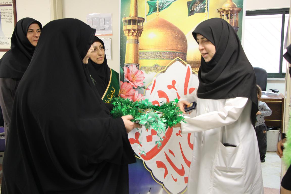 حضور خادمان حرم مطهر امام رضا (ع) در بیمارستان جامع بانوان آرش در دهه کرامت
