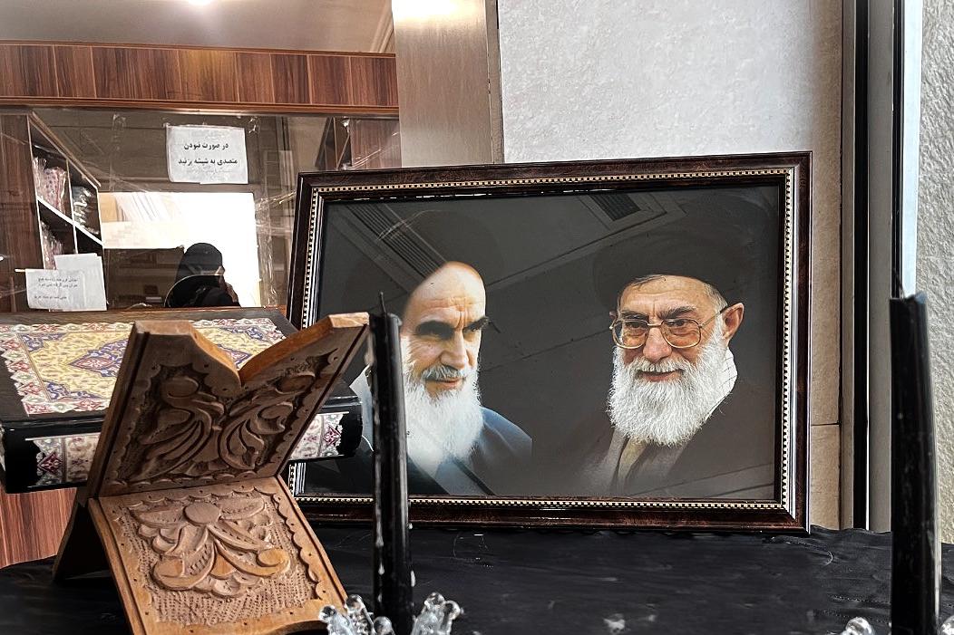 بیمارستان آرش در سوگ؛ سیاهپوش در پی شهادت حضرت آیت‌الله خامنه‌ای