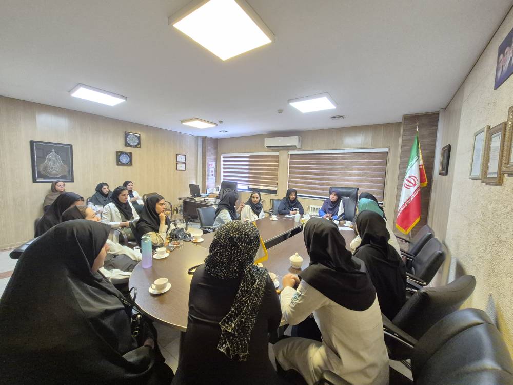 نشست صمیمانه دکتر آمنه عبیری با کارشناسان مامایی بیمارستان آرش